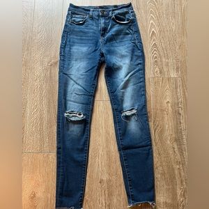 Distressed skinny jeans